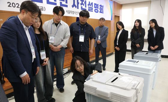 투표함 봉함-봉인 관련 설명듣는 공정선거참관단