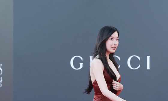 문가영, 파격 드레스 입고 성큼성큼
