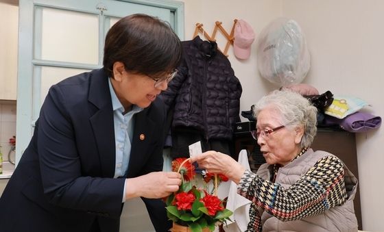 어르신에게 카네이션 선물하는 정은경 장관