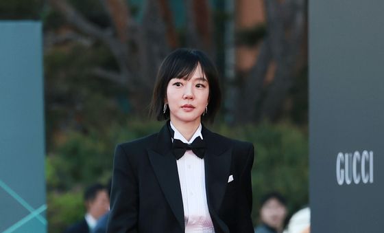 슈트입고 레드카펫 밟는 임수정