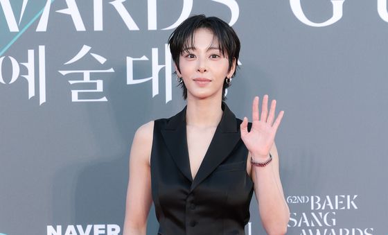설인아, 시크한 눈빛