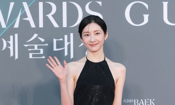 박지현, 우아한 손 인사