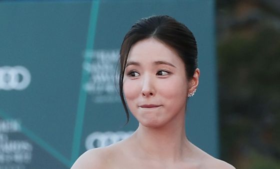 신세경, 수줍은 미소