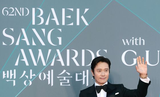 포즈 취하는 이병헌