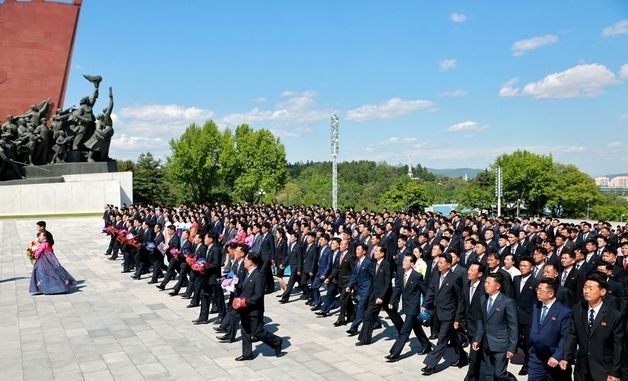 만수대언덕 방문한 조선직업총동맹 9차 대회 참가자들