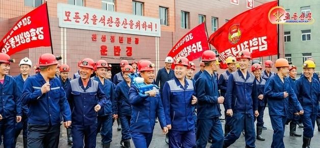 사회주의 애국청년동맹 제11차 대회 참가자들의 모습