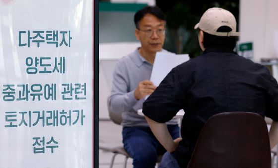 서류 검토받는 시민