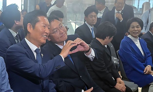 조상호 세종시장 후보와 손하트 만드는 정청래 대표