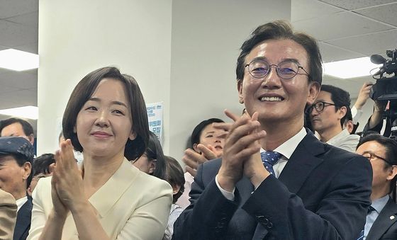 손뼉 치는 전재수 부산시장 후보 내외