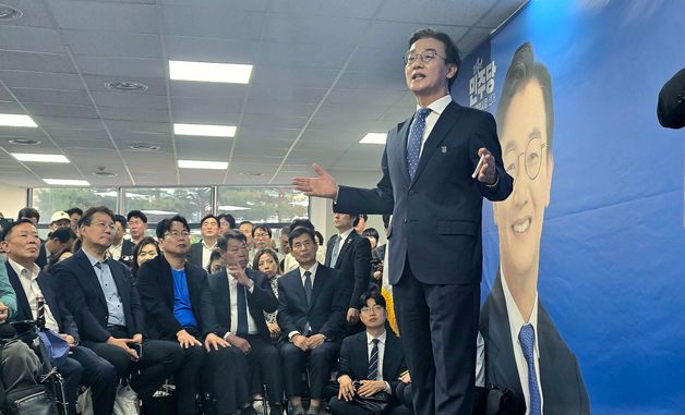개소식 참석자들에게 인사말 하는 전재수