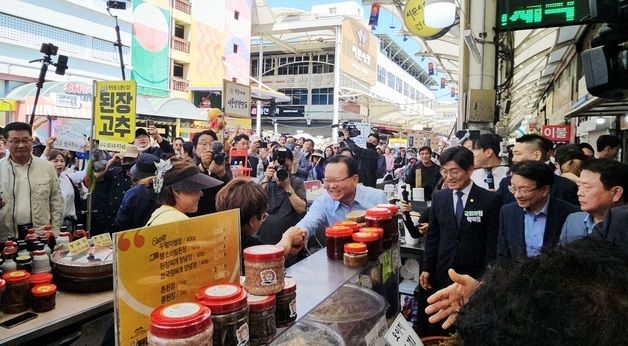 '보수 텃밭' 대구 서문시장 찾은 김부겸