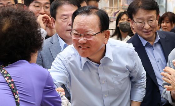 서문시장 상인과 인사 나누는 김부겸