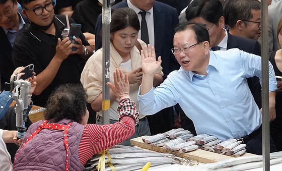 서문시장 상인과 인사 나누는 김부겸