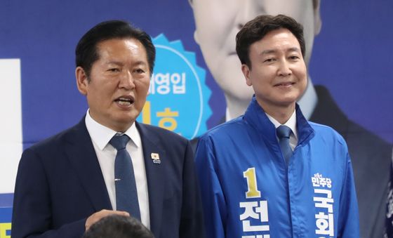 '인재영입 1호' 전태진 개소식 참석한 정청래 대표