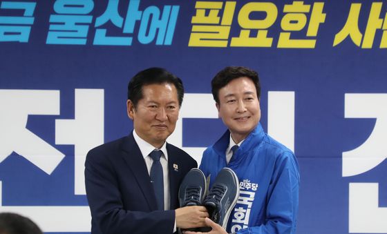운동화 전달 받는 전태진
