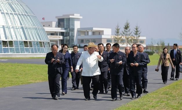 김정은, 다양한 토양온실 및 시헙재배 온실 점검