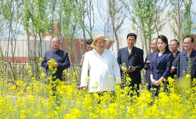 주애와 유채꽃밭 구경하는 김정은