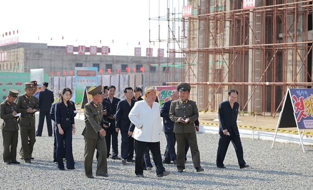北 신의주 지방정책 대상 건설 점검하는 김정은