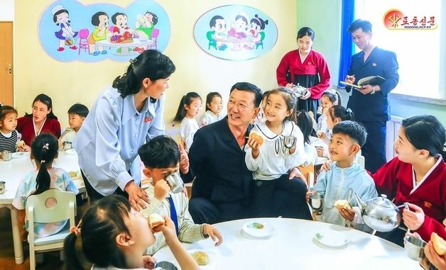 北 어린이 보육 교양 문제 살피는 강계시당위원회 간부 조명