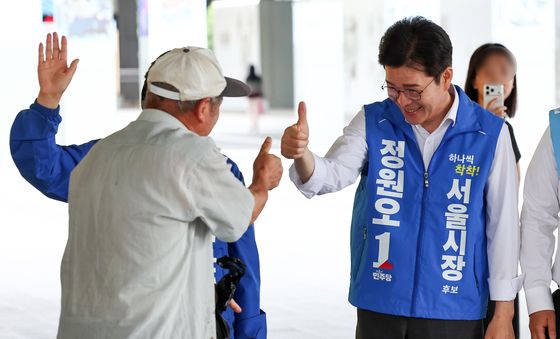 지지자와 함께 엄지 치켜올린 정원오 후보