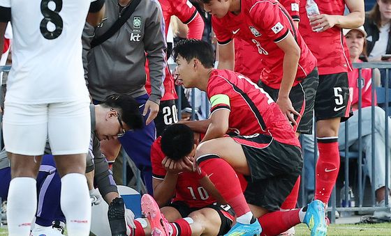 부상 당한 조유민 위로하는 손흥민