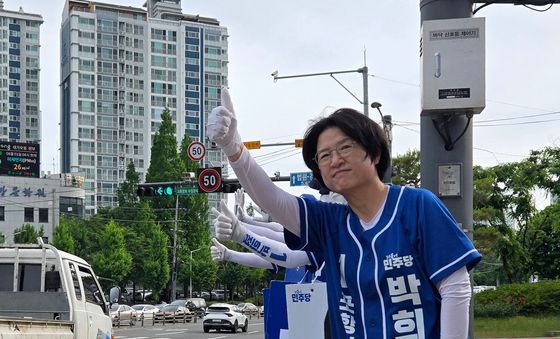 박희정 민주당 포항시장 후보 '거리 인사'