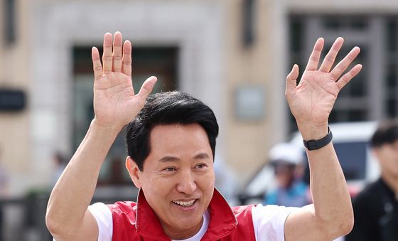 손 흔들어 인사하는 오세훈 후보