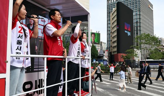 오세훈, 광화문 출근 인사