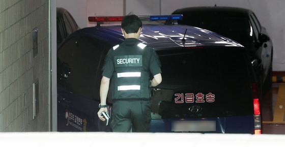 조태용 전 국정원장 태운 호송차량 특검 도착
