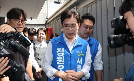돈의동 쪽방촌 찾은 정원오 후보