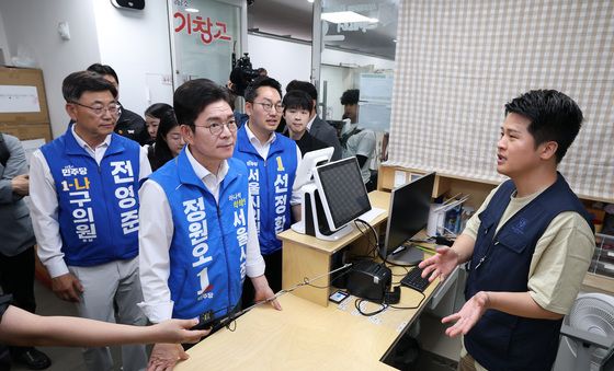 쪽방촌 온기창고 관계자 이야기 듣는 정원오 후보