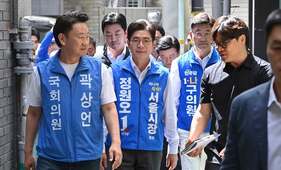 '지방선거 D-2' 돈의동 쪽방촌 찾은 정원오 후보