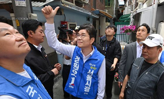돈의동 쪽방촌 주민과 인사 나누는 정원오 후보