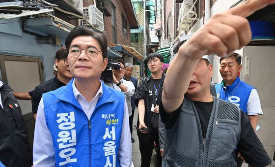 쪽방촌 찾아 주민 이야기 듣는 정원오 후보