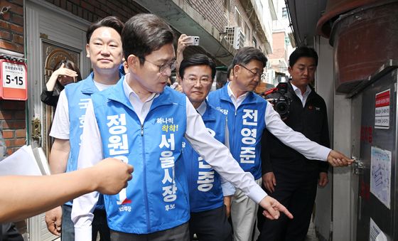 돈의동 쪽방촌 살피는 정원오 후보