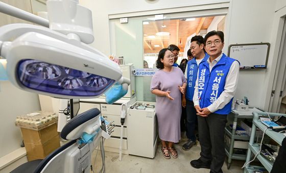 돈의동 쪽방촌 무료 치과 진료소 찾은 정원오 후보
