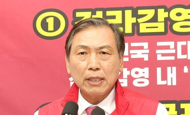 질의에 답변하는 양정무 후보