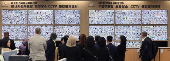 사전투표함 관리 체계 살펴보는 국제선거참관단