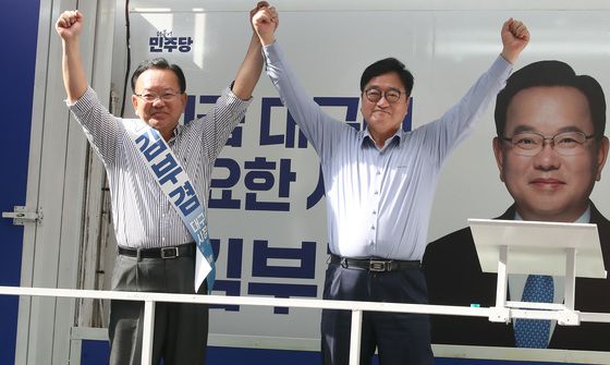 김부겸·우원식 나린히 손잡고 '필승'