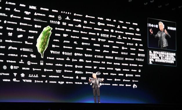 GTC 타이베이 기조연설하는 젠슨 황 엔비디아 CEO