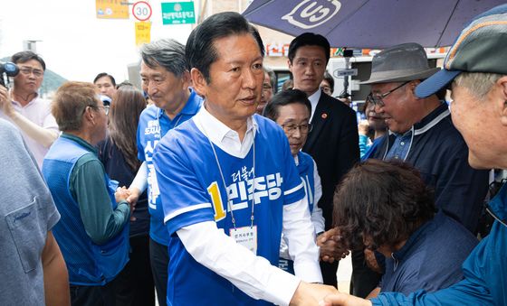 괴산 군민들과 인사 나누는 정청래 대표