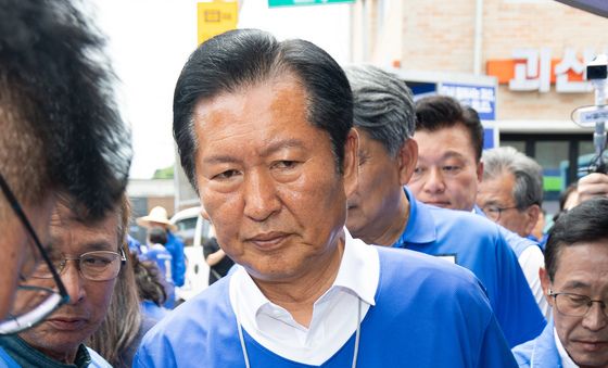 시민들과 차분하게 인사하는 정청래 대표
