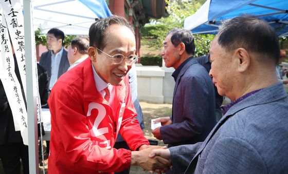 의병 후손과 인사하는 추경호 후보