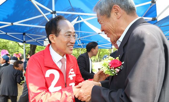 어르신 손잡고 인사하는 추경호