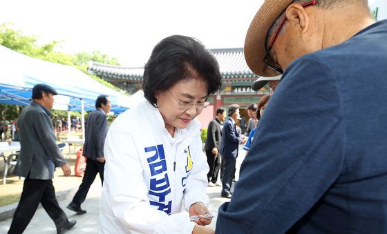 의병의 날 기념행사 찾은 김부겸 후보 부인