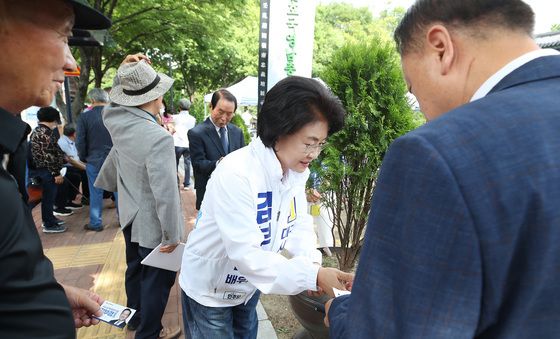 어르신께 인사하는 김부겸 후보 부인 이유미 씨