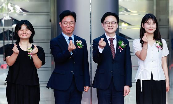손하트 하는 김영훈·김정관 장관