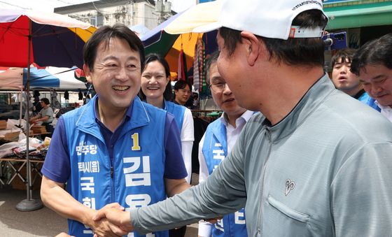 시민들에게 인사하는 김용남 후보