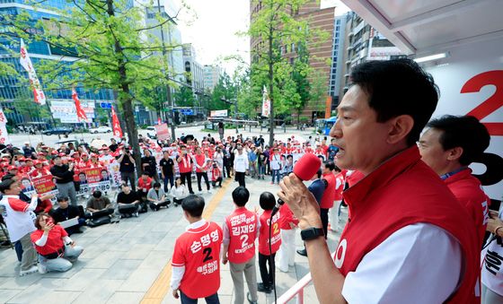 노원 순회 유세 시작 전 연설하는 오세훈 후보