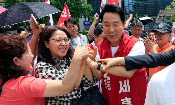 지지자들 환영 받는 오세훈 후보